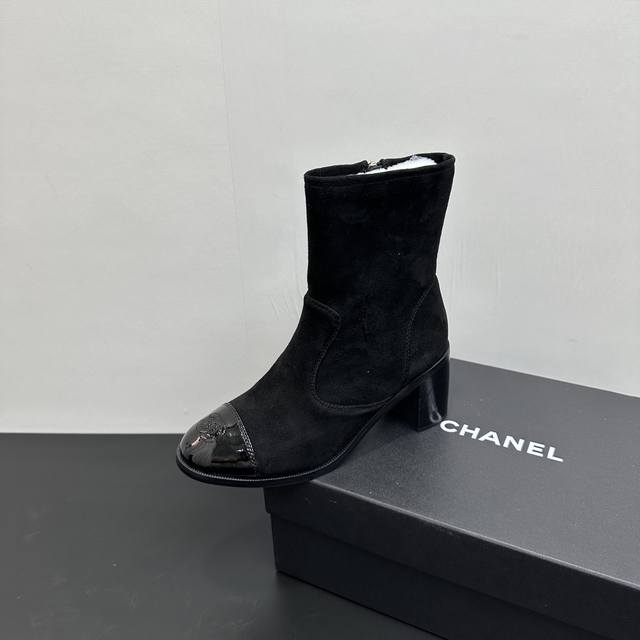 Chanel 香奈儿2025瘦腿神器来垄～高跟短筒弹力靴长靴短靴，超级爆单款， 此款长筒靴，还是运用香奈儿的经典拼接风格，唯一突破的地方，就是在选材上，采用了弹
