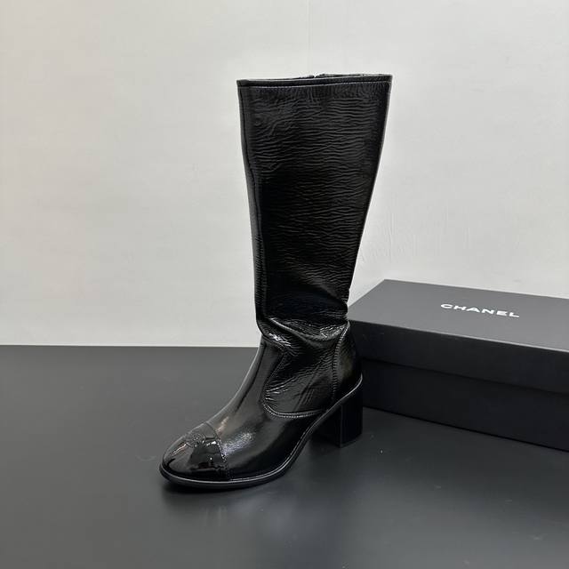 Chanel 香奈儿2025瘦腿神器来垄～高跟长筒弹力靴长靴高靴，超级爆单款， 此款长筒靴，还是运用香奈儿的经典拼接风格，唯一突破的地方，就是在选材上，采用了弹