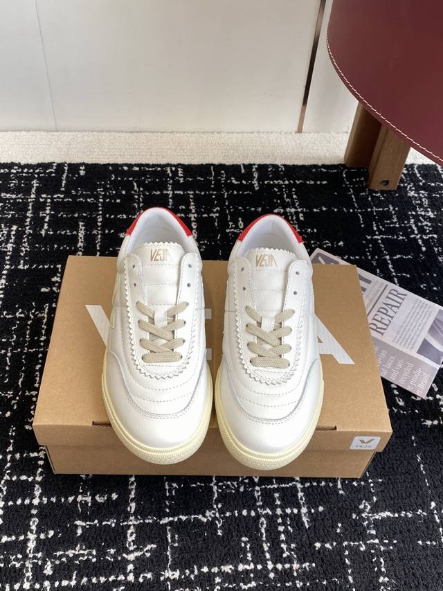 代购级 Veja-新款德训鞋 暴走鞋 舒适度不言而喻！ Veja 法国小众品牌！韩国欧尼，欧巴太多明星穿了，这样一款带有文艺气息的小白鞋，真心适合这个季节穿！