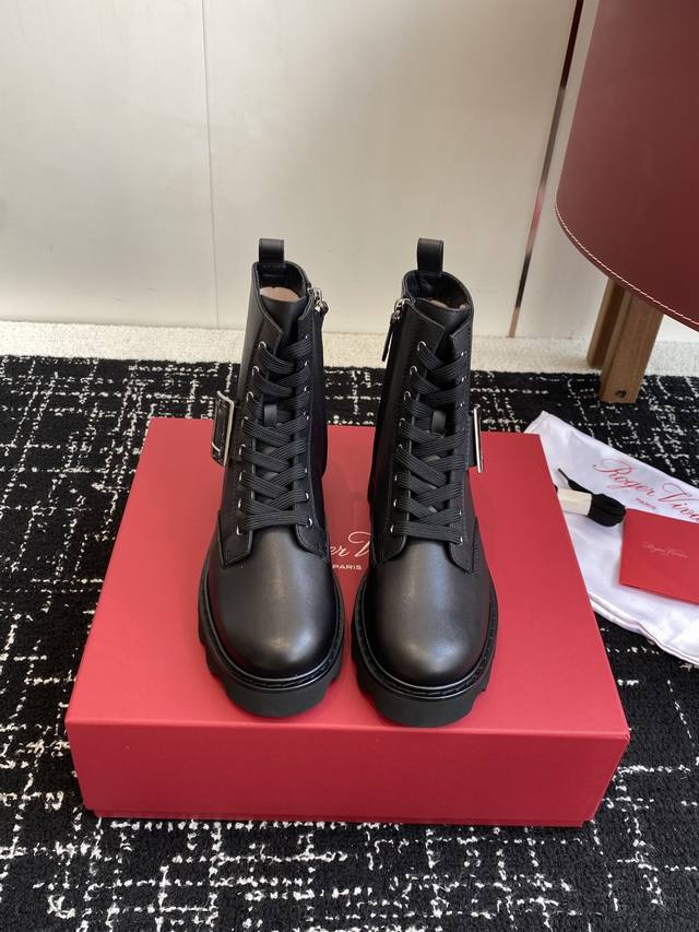 东莞代购级 Roger Vivier 25Ss 秋冬新款 铜扣牛皮 侧拉链 马丁靴 新款Viv Run系列方钻切尔西松糕底靴顶级上新 这款火爆时尚圈的Rv钻扣靴