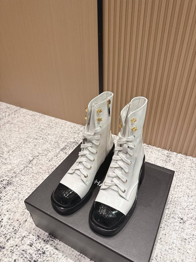 顶级版本: Chanel 香奈儿新款圆头厚底增马丁靴 超级好穿又百搭的款式市，简约款更多的心思，会花在面料和鞋型上要做到秀气有线条感同时又兼具包腿效果 走实力推