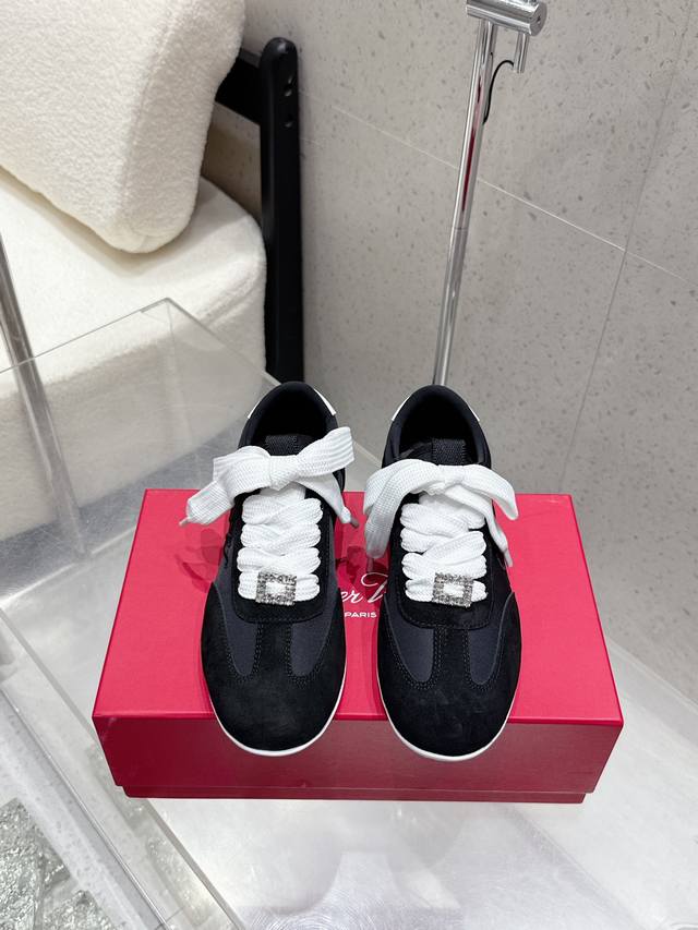 出厂 Roger Vivier Rv 25Ss新款 休闲运动鞋 平底阿甘 德训鞋 鞋面：牛筋皮 棉布织物 电绣 内里垫脚：羊皮 鞋底：原版橡胶大底 码数：35-