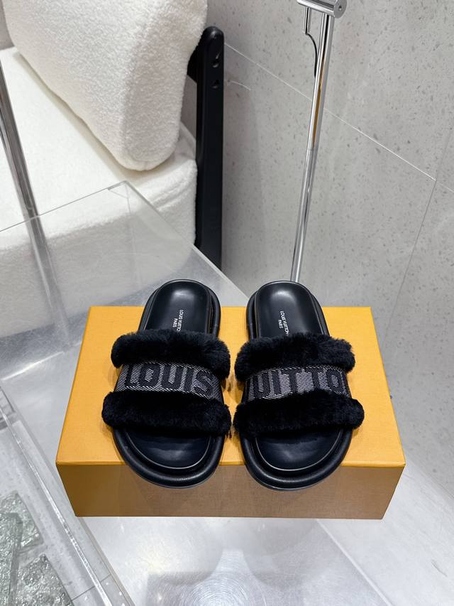 25Ss Lv新款 Louis Vuitton 厚底休闲毛毛拖鞋 鞋面：羊毛 内里：羊皮 鞋底：橡胶大底 码数：35-39 40.41定做不退换