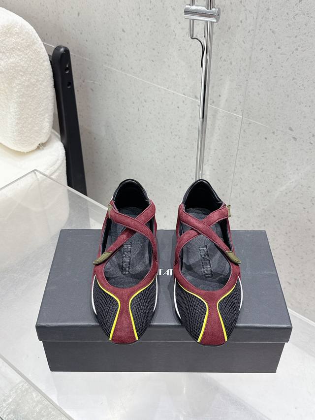 代购级 The Attico Floor 01芭蕾舞鞋 被各大品牌钟爱的芭蕾舞鞋款，以各自独有的风格被重新演绎。来自意大利的The Attico也没有错过这次机