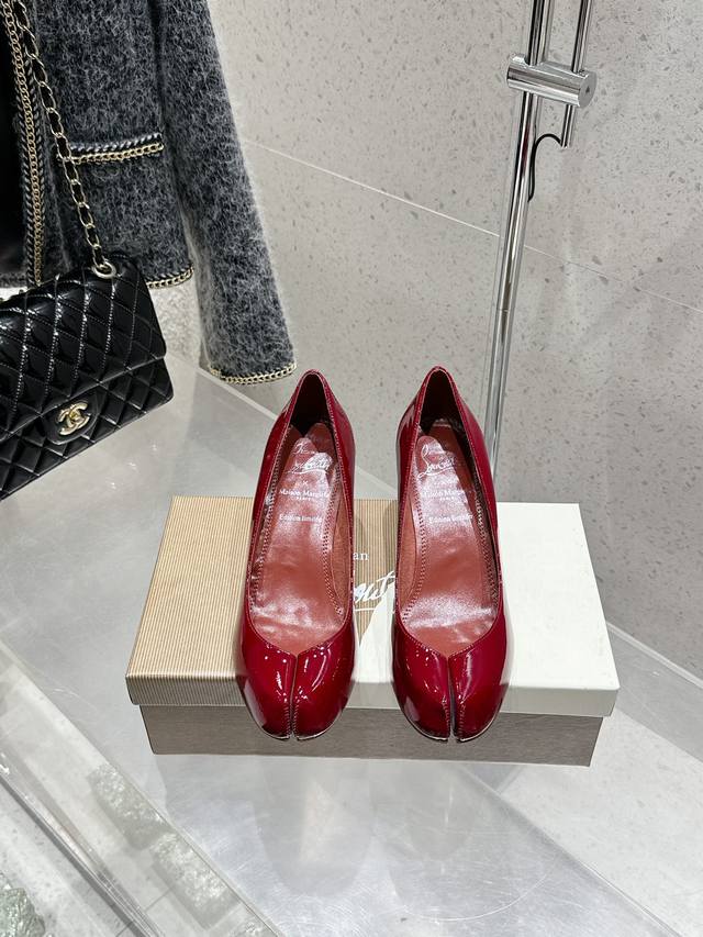 克里斯提 鲁布托联名马吉拉分趾高跟单鞋 Maison Margiela 与 Christian Louboutin 推出首个联名鞋履系列 全新合作以两种互相交融