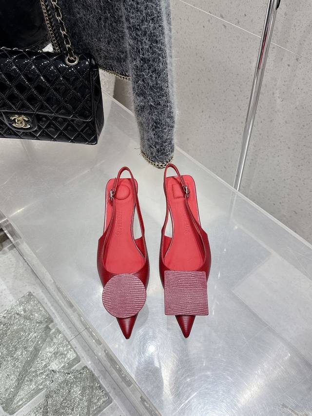 代购级 Jacquemus 25Ss春夏新款尖头鸳鸯扣小猫跟后空凉鞋 几何图形设计 圆扣 方扣 新颖时尚大方，性感不失优雅，很显脚部线条，附有骨感美的视觉效果，