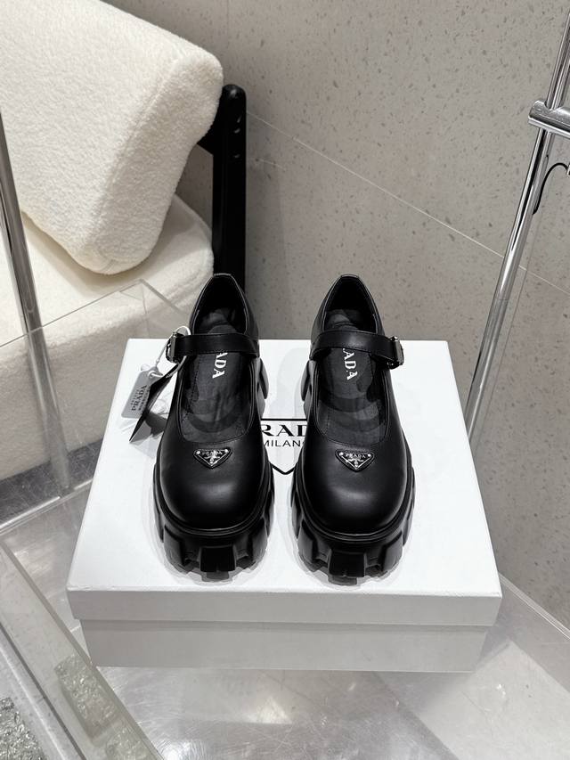 顶级版 prada 普拉达25Ss新款厚底玛丽珍 擦色做旧复古时髦前卫的轮齿厚底鞋底搭配牛皮面让整双鞋轻便舒适 鲜艳色彩 满足不同风格时髦人士的多种选择！标志性