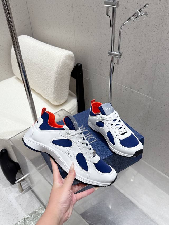 Dior 迪奥 25春夏全新情侣款休闲运动鞋 鞋面 以牛皮革和网眼织物制作，轻盈透气。侧边的字母非常有辩识度，运动风设计融合流苏细节也增添了一丝优雅气质 鞋面：