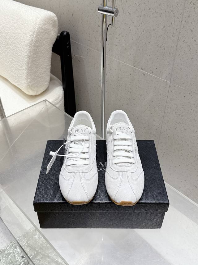 顶级版 prada 普拉达 Fw25 Showroom德训鞋 休闲鞋 大底开模Tpu大底 鞋面麂皮有肌理感，内里羊皮包裹，软软糯糯的.鞋垫加厚小羊皮，踩上去无比