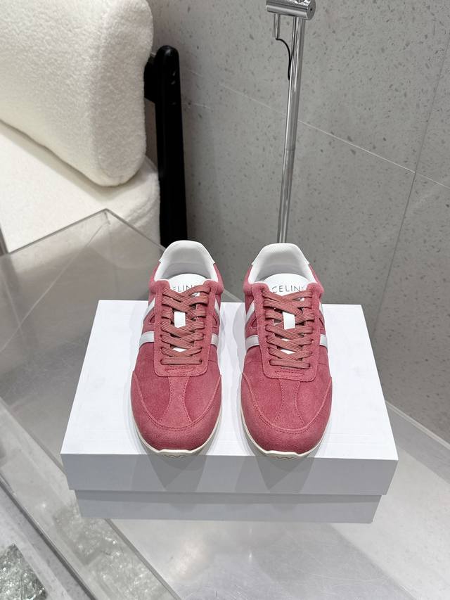 Celine 25Ss 赛琳新款德训鞋休闲运动鞋 充满街头感的一双，最新大C设计非常赞 这款鞋有它自己独特的设计 皮革鞋面非常好打理，独出心裁，别具一格，侧面与