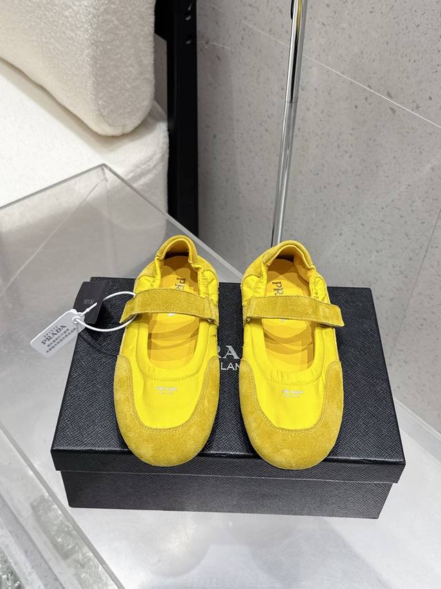 顶级版本 prada 25Ss 新款女鞋拼接款玛丽珍鞋芭蕾舞鞋 普拉达坚持简约而不失优雅的设计理念，注重实用性和美观性的平衡。无论是经典的Saffiano 皮革
