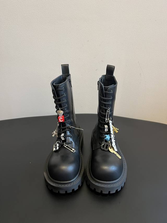 顶级品质 Balenciaga 巴黎世家 25Ss 秋冬新款系带 双B扣马丁靴 看着硬朗 但上脚舒适 个性帅气的的同时 不失舒适感 擦色做旧复古！工艺设计大底