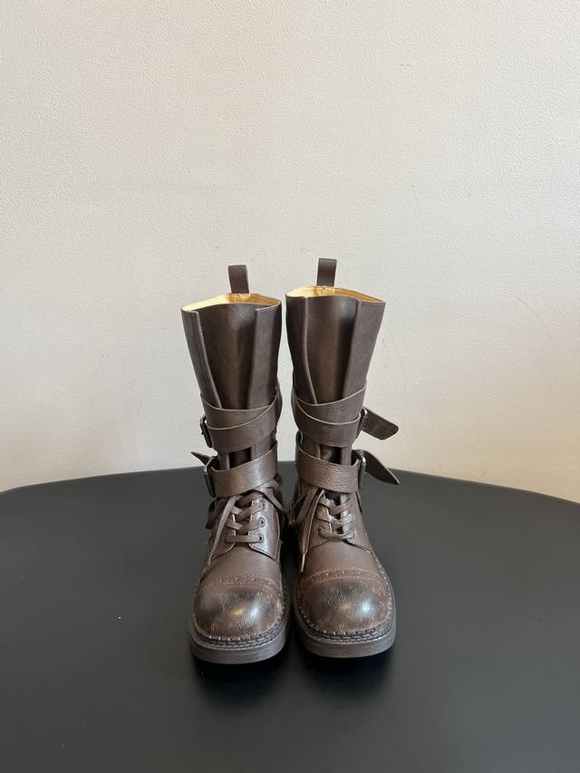 顶级品质 Ethor 25Ss 战损骑士牛皮短靴 Ethor 春夏黑色 咖色牛皮扣袢机车靴，精选牛皮材质，纹理独特，质感丰富。表面不规则的擦色工艺，呈现战损做1