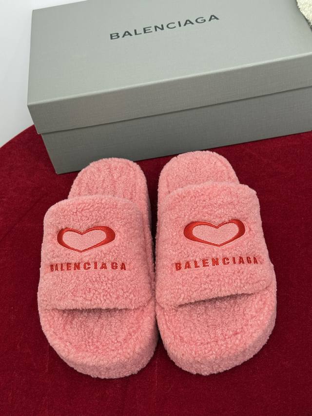顶级品质 Balenciaga Ss25 New Arrival～ 巴黎世家新款厚底毛拖 鞋面精致Logo点缀+爱心鞋底增高5Cm 穿上秒变大长腿～好看又时髦～