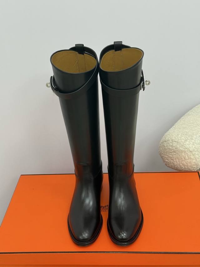 顶级精品 Hermes经典Kelly扣骑士靴 原版购入代购级别｜升级版本 -Epsom黑色 材质与工艺： 鞋面：定制进口小牛皮 内里：水染牛皮内里 配饰：靴筒处