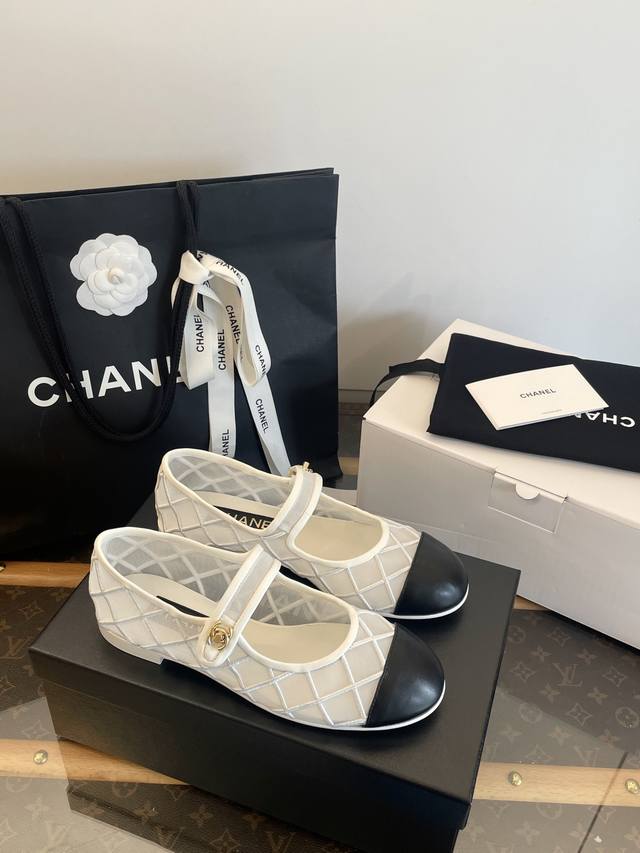 莞产 * 小香 网纱玛丽珍鞋 莞大厂顶级代购品质 代购品质～出入无压力 网纱+皮革拼接～若隐若现的小性感～特别仙 侧面书包金扣设计～穿脱超方便～超有千金感 上脚