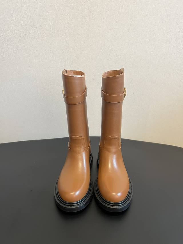 顶级精品 Celin* 赛琳 25Ss秋冬新品 复古平底高靴 塞琳这一季好看的款式真的是很多 比如这款军靴就很机车风 重点夸夸靴筒设计 完全不挑腿型 上脚秒变大