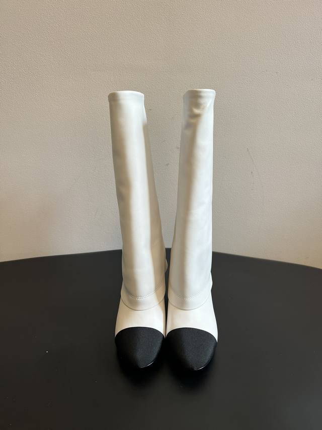 顶级品质 Chane* 25Ss新款粗跟靴 永恒的经典又甜又酷搭任何风格都完全可以 上脚之后就脱不下来，这款非常修饰腿型，小腿粗的都可以轻松驾驭，对小个子女生也