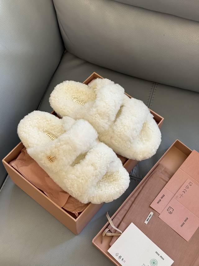 顶级品质 配飞机盒*10 Miumiu Fw25 New Arrival～ 秋冬新款羊毛拖鞋 搭扣款羊毛拖鞋，秋冬闭眼入的单品 好穿好看，保暖又洋气，且不挑脚型