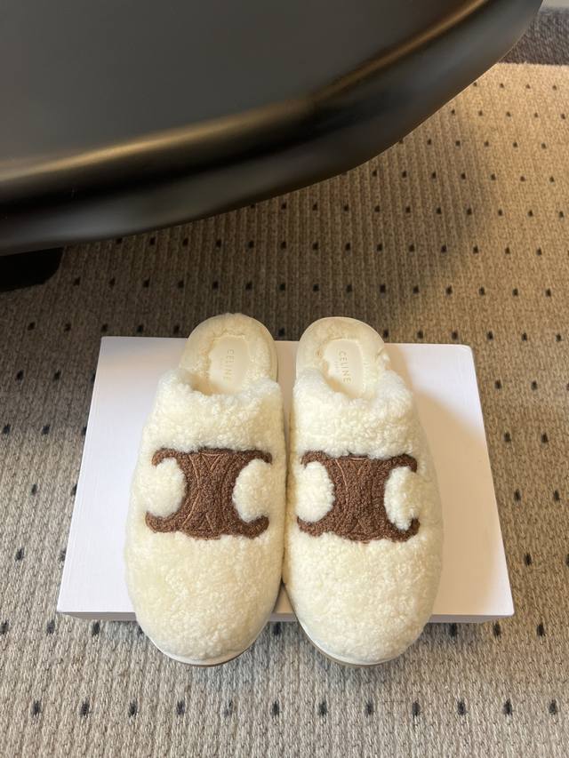 顶级品质 配飞机盒+10 Celin*塞琳 25Ss 新品 一脚蹬羊毛拖鞋 这一季的赛琳又让我重新爱了它一次！ 这季节美鞋太多这款毛拖真的是让我无法自拔真太可爱