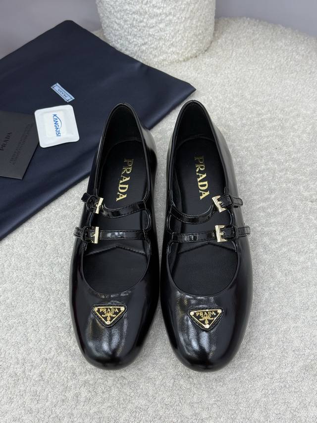 顶级品质 prada Ss25 New Arrival～ p家25春夏系列圆头玛丽珍新品 时髦的小圆头，轻松Get时髦气息～ 秀气形体 仙气十足！上脚好看又减龄