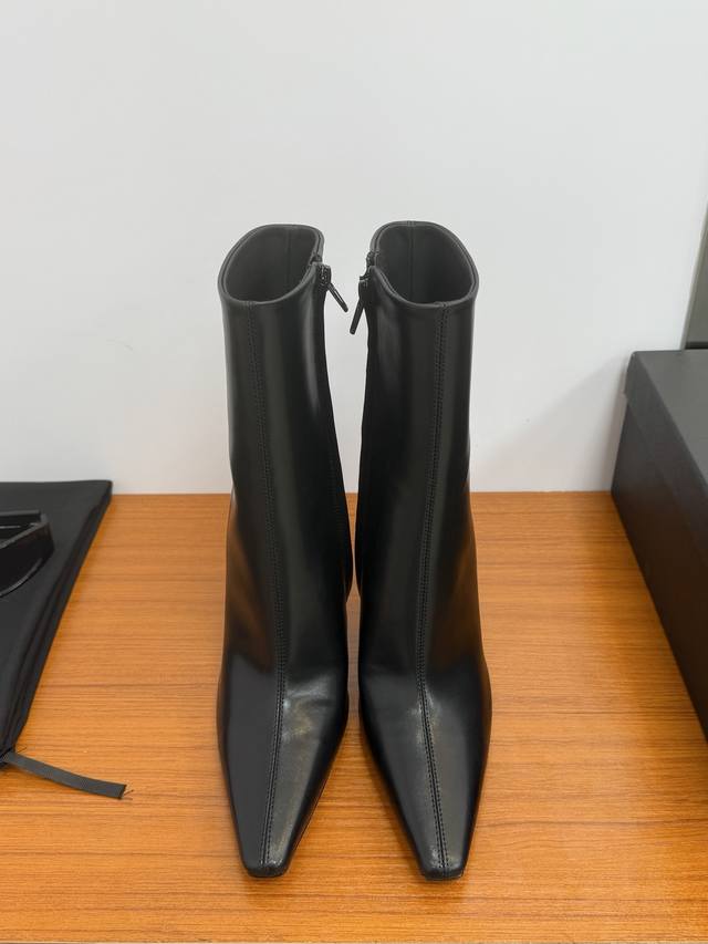 顶级品质 Saint Laurent Fw25 New Arrival～ Ysl圣罗兰2025秋冬新款侧拉高跟裸靴 整个鞋非常的简约大气～小圆头更加的精致时髦可