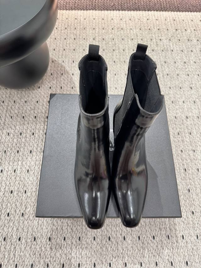 秋冬新品 面料 开边珠 内里 牛皮 鞋底 牛皮 优雅风格 创造不一样的感觉 跟高 6.5 Cm 专柜包装 简约气质款式！ Show Bdetails Size.