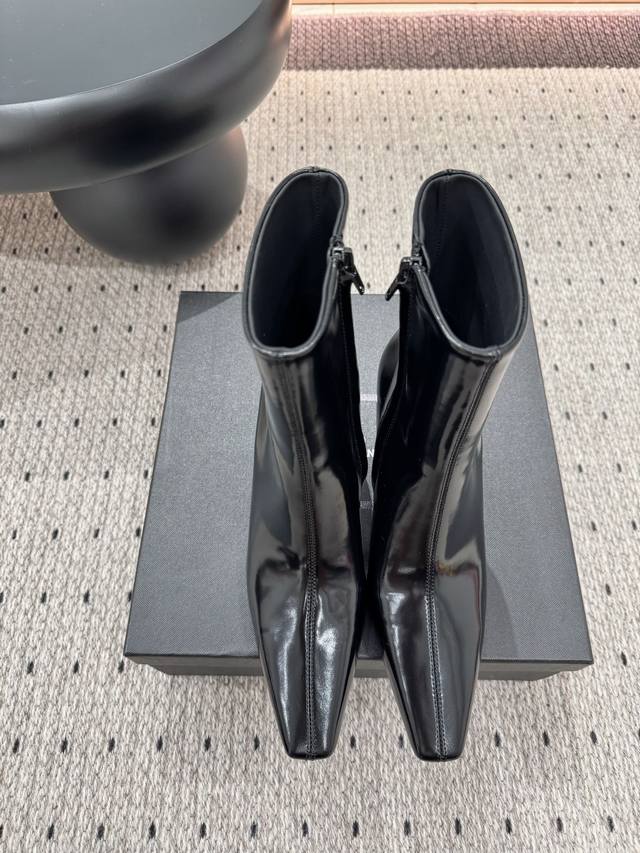 秋冬新品 面料 开边珠 内里 羊皮 鞋底 牛皮 优雅风格 创造不一样的感觉 跟高 7.5 Cm 专柜包装 简约气质款式！ Show Bdetails Size.