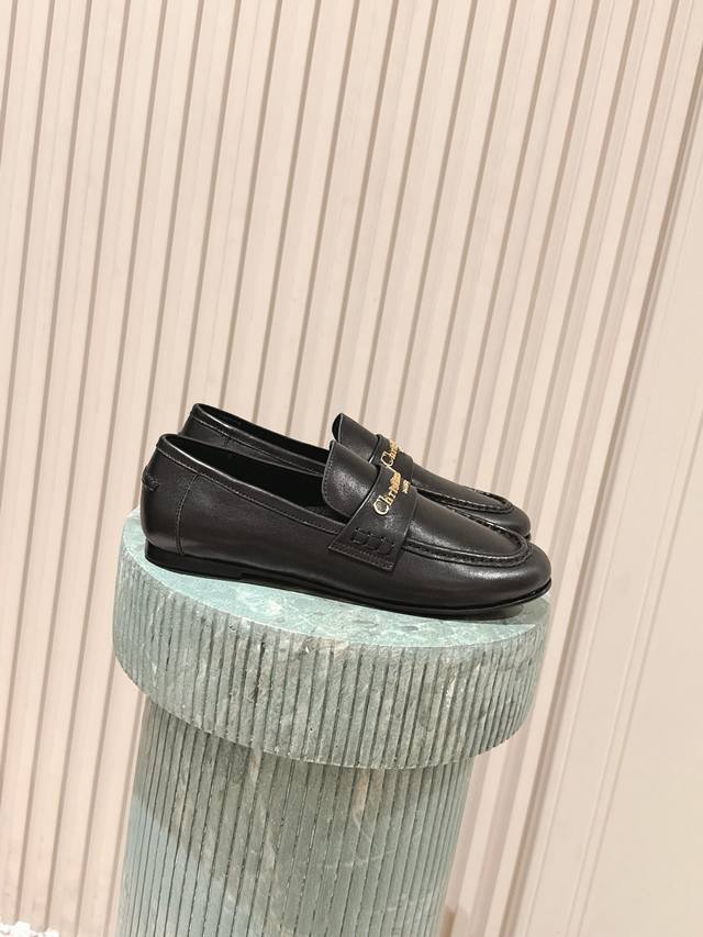 顶级版本： :Dio* 25Ss 春夏新款Dior圆头平底乐福鞋 这款 My Dior 露跟高跟鞋是2025春夏成衣系列新品，精致优雅。采用牛皮革精心制作，尖头