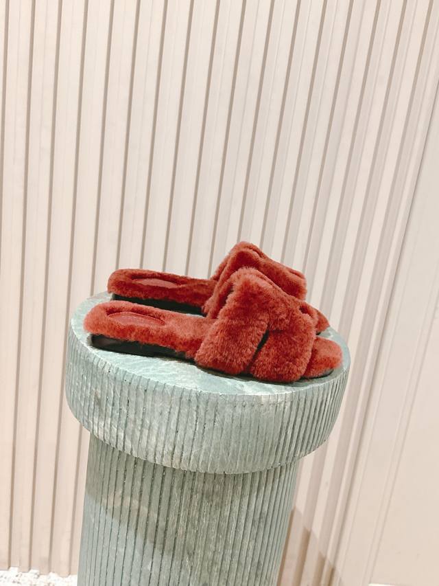 顶级版本；: :Hermes Oran毛毛拖 经典羊皮毛一体毛毛拖鞋，温婉的气质，柔软的触感，好看又保暖 皮毛一体材质，鞋底意大利进口牛皮！ Size 35-4