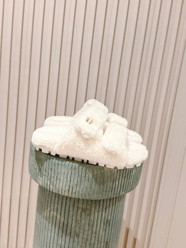 顶级版本： : Miu Miu 缪缪秋冬新款毛拖 百搭时髦单品！不管居家还是外穿都是品味的象征性！秋冬搭配袜子 那更是太绝太绝了 进口澳洲真羊毛，手感细腻柔软丝
