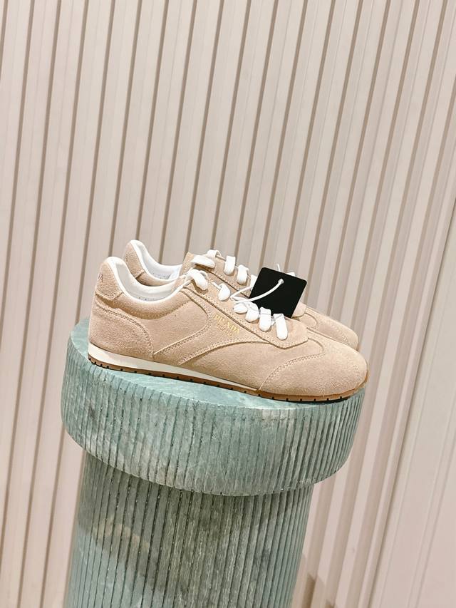顶级版本： :prad* 普拉达 Fw25 Showroom德训鞋 休闲鞋 大底开模Tpu！不做橡胶！鞋面麂皮有肌理感，内里羊皮包裹，软软糯糯的.鞋垫加厚小羊皮