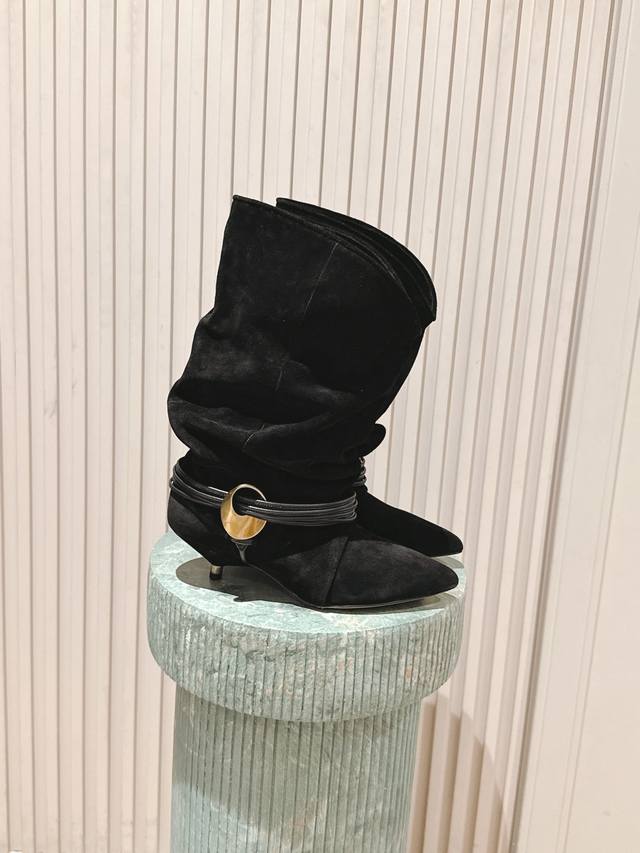 顶级版本： :伊莎贝尔Isabel Marant 2025秋冬走秀西部牛仔一年四季都可以穿的靴子来了，一双封神的复古靴 简约复古设计，关键是舒适百分逛街日常都可