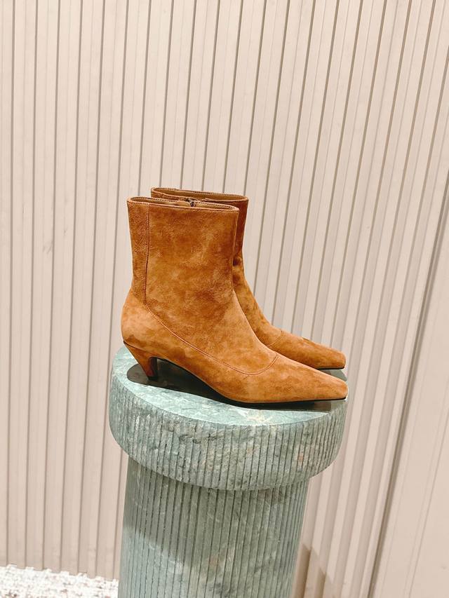 顶级版本： :Stellamccartney 短靴新品 小酒杯跟搭配小方头，小调性在线啊 小猫跟的高度，很好穿很好搭！ 亮面牛皮 和反绒羊皮两种材质！ Size