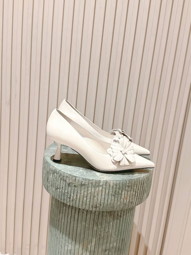 顶级版本： :Jimmy Choo 吉米周 25 最新 尖头 凉鞋 同步专柜 没有阳光都闪到爆上脚真心美翻了，这双鞋采用的都是比较轻的材质，透气性和舒适度相当好