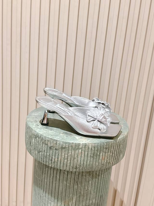 顶级版本： :Jimmy Choo 吉米周 25 最新 露趾 方头 凉鞋 同步专柜 没有阳光都闪到爆上脚真心美翻了，这双鞋采用的都是比较轻的材质，透气性和舒适度