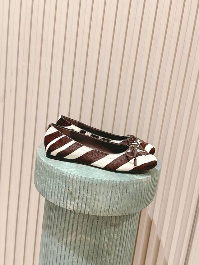 顶级版本： :Jimmy Choo 吉米周 25 新款简约蝴蝶结系带玛丽珍平底 单鞋 原版套楦，完美的线条，简约大气上脚显气质粗跟舒适百搭，还能拉长双腿显高显瘦
