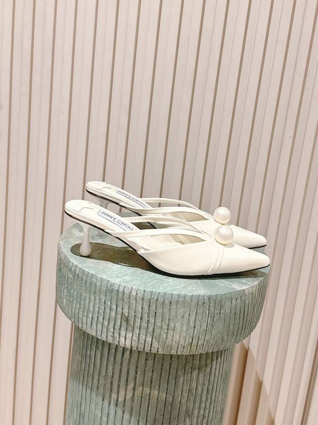 顶级版本： :Jimmy Choo 吉米周 25 Sana 尖头珍珠饰 穆勒鞋包头拖鞋 原版套楦，完美的线条，简约大气上脚显气质粗跟舒适百搭，还能拉长双腿显高显