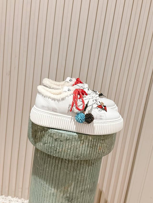 顶级版本：毛里 :Miu Miu Fw25 New Arrival～ Miu家经典饼干鞋，搭配Miu系可爱小风车 小马尾配饰，焕发无敌可爱小巧思啊，一眼爱 擦色