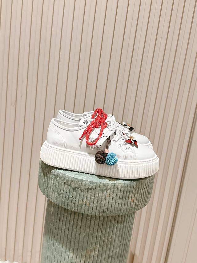 顶级版本： :Miu Miu Fw25 New Arrival～ Miu家经典饼干鞋，搭配Miu系可爱小风车 小马尾配饰，焕发无敌可爱小巧思啊，一眼爱 擦色小牛