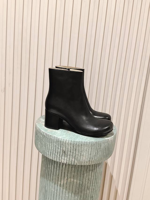 顶级版本： :Loewe Fw25 New Arrival～ 罗意威25款圆头短靴！粗跟配圆头 保证了穿着的舒适度，还书写了读书罗意威气质的设计感！ 小牛皮材质
