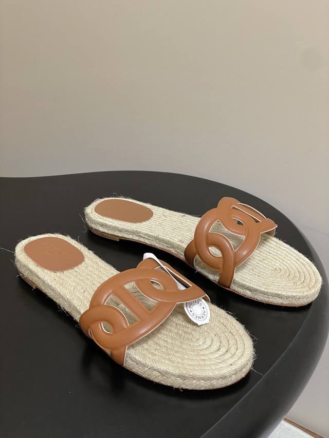 顶级品质 配高档飞机盒 Hermes 爱马仕 H家 Famosa猪鼻环草编鞋渔夫凉拖鞋 皮革草编鞋，搭配编绳鞋底。袢带灵感源自经典Chaine D'ancre图