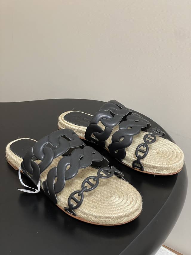 顶级品质 配高档飞机盒 Hermes 爱马仕 H家 Gwen猪鼻环草编鞋渔夫拖鞋 这双凉鞋采用了多层链条装饰设计，撞色链条元素。这些链条造型独特，不仅是装饰，也