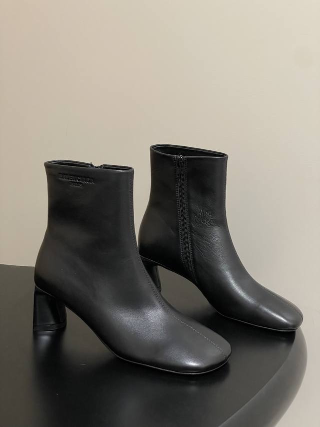 25S秋冬新款 Balenciaga巴黎世家 走秀款方头短靴 巴黎时装周重磅新品 海外各大博主相继大秀金卡戴珊Kardashian Kollection欧美天后