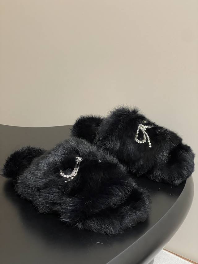 25S秋冬新款Balenciaga巴黎世家最新水晶钻蝴蝶结钻链毛毛鞋厚底兔毛拖鞋 时尚的毛拖鞋怎能不爱呢！符合当下流行的慵懒风，行走间更显自在随性。 鞋面上有精
