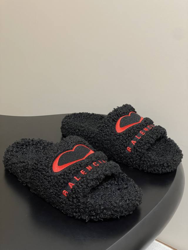 25S秋冬新款Balenciaga巴黎世家七夕限定系列字母刺绣厚底毛拖鞋 厚底毛毛拖鞋好好看 又到了穿毛毛拖鞋的季节啦，泰迪卷的毛看着很可爱，厚底也给了小个子安