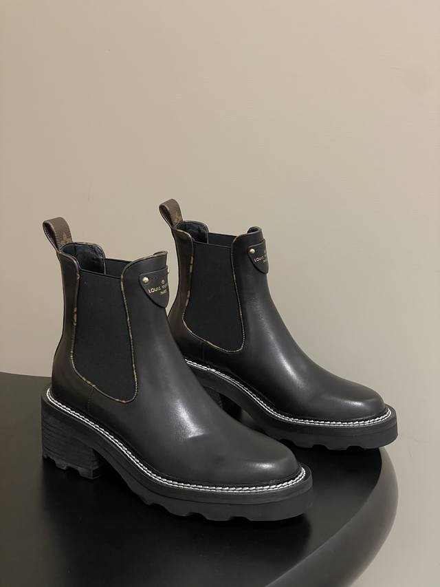 秋冬经典款Louis Vuitton Lv Beaubourg 及踝靴松紧带三角标厚底高跟切尔西短靴 Lv Beaubourg 及踝靴采用牛皮革呈现切尔西风格鞋