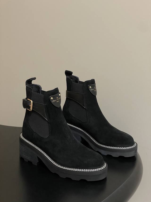 秋冬经典款Louis Vuitton Lv Beaubourg 及踝靴搭扣厚底高跟短靴 本款 Lv Beaubourg及踝靴以绒面牛皮革彰显丝软质感，为易于穿脱