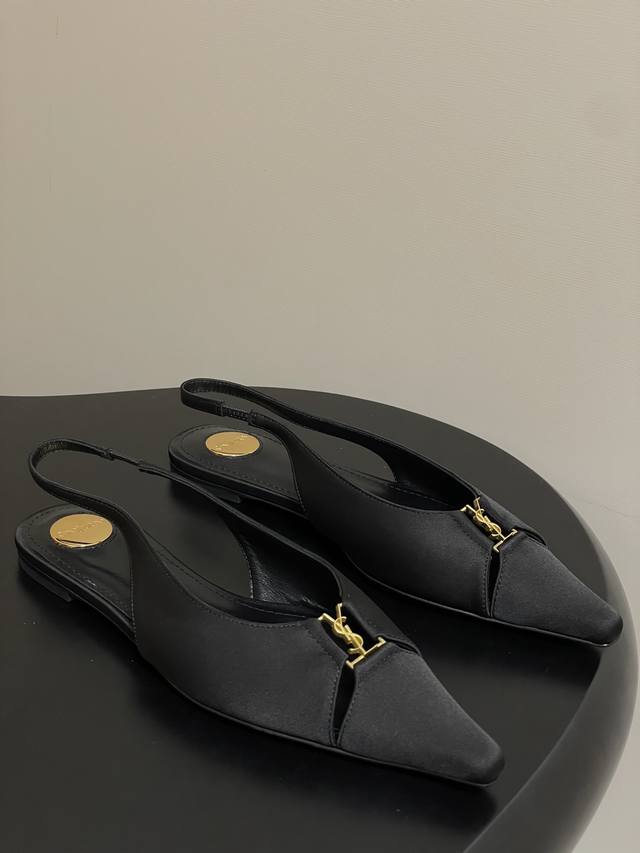 Saint Laurent 圣罗兰最新走秀款Ysl小方头平底后空凉鞋 走秀款 把美丽刑锯表现的淋漓尽致 姐姐的美丽尤物平底鞋 又是人间圣罗兰 Rose同款的平底