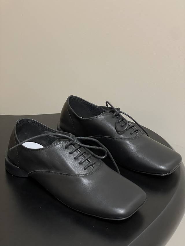 2025走秀新款Jacquemus × Repetto 极简法式芭蕾风系带牛津鞋方头乐福鞋 Jacquemus最新2025大秀，本季以“Lesculptures